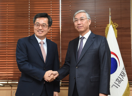 김동연(왼쪽) 경제부총리 겸 기획재정부 장관이 16일 정부서울청사에서 추궈홍 주한중국대사와 만나 면담에 앞서 포즈를 취하고 있다. 기재부 제공